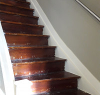 Vieux escalier à rénover