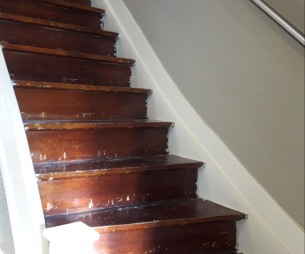 Vieux escalier à rénover